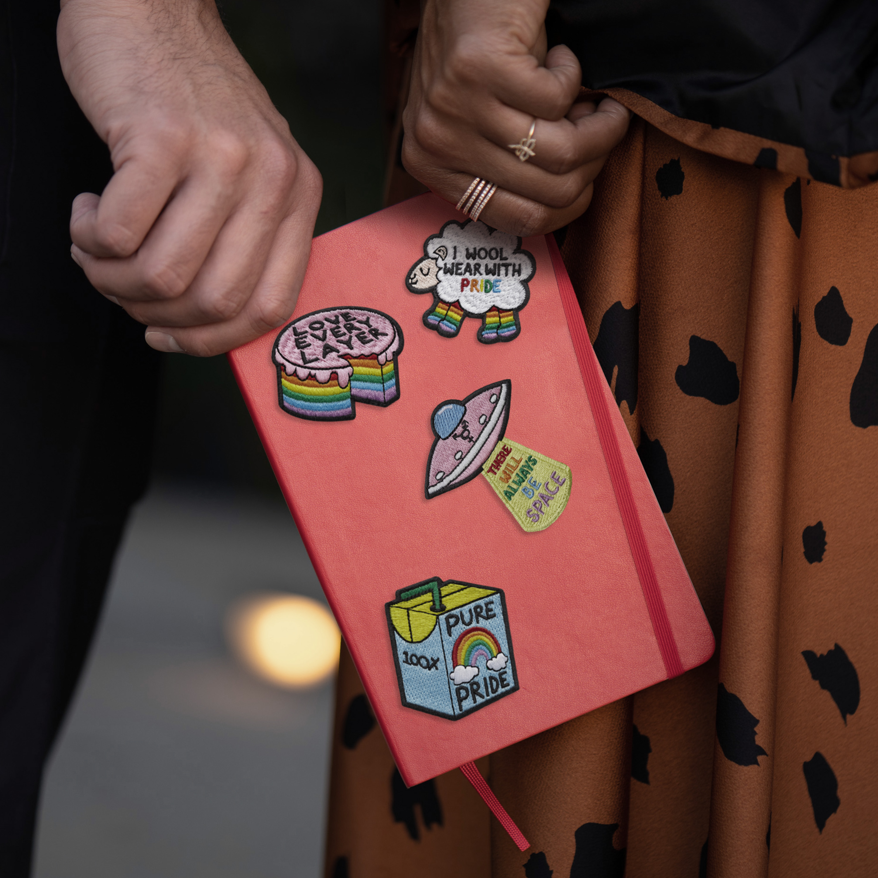 Parche adhesivo de Ashton Attzs Stick to Pride, Love Every Layer